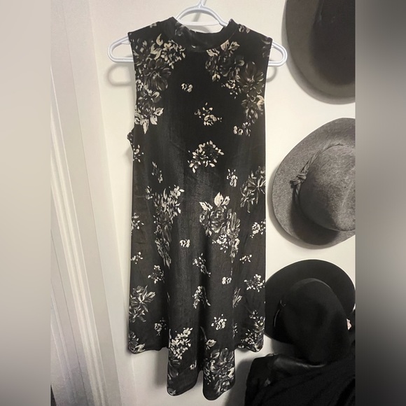 Reitmans Dresses & Skirts - Brand new velour floral dress